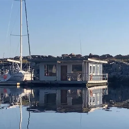 Saetervika Floating Botel Hosen